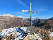 39 Alla croce del Vaccareggio (1475 m) vista da sx in Menna-Arera-Grem-Castello 
